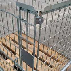 Solide grillage pour le stockage de bois ou bouteilles.