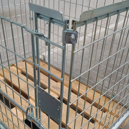 Solide grillage pour le stockage de bois ou bouteilles.