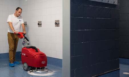 Nettoyage dans les douches et vestiaires avec la récureuse RCM Bis CB