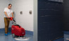 Nettoyage dans les douches et vestiaires avec la récureuse RCM Bis CB