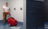 Nettoyage dans les douches et vestiaires avec la récureuse RCM Bis CB