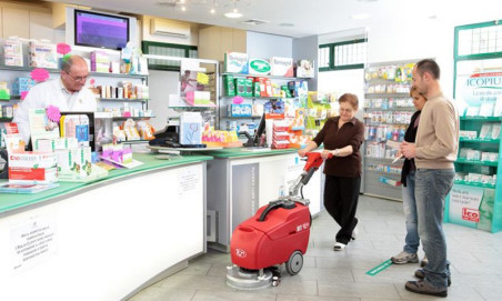 Nettoyage dans les petits commerces avec l'auto-laveuse RCM Bis CB