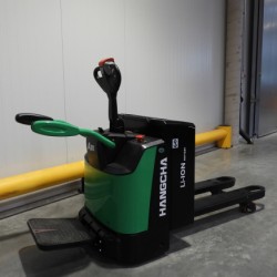 Pallet truck for long distances